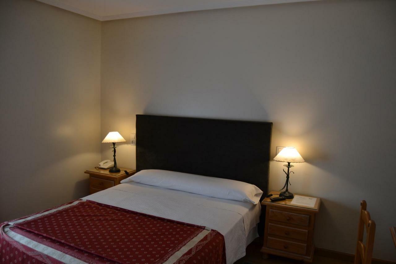 Hotel Villegas บาเลนเซีย เด ดอนควน ภายนอก รูปภาพ