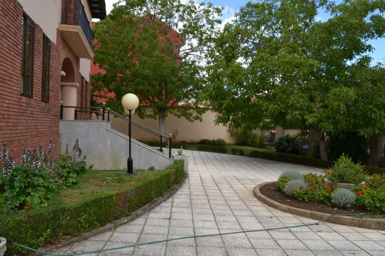 Hotel Villegas บาเลนเซีย เด ดอนควน ภายนอก รูปภาพ